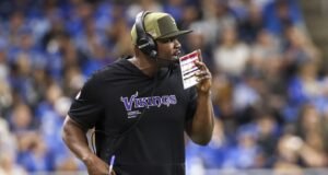 O caso de Brian Flores está avançando, lenta mas inevitavelmente