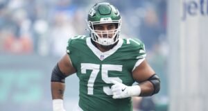 Patriotas concordam com os termos do OL Alijah Vera-Tucker