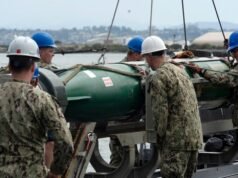 Um torpedo Mk 48 está em foco depois que o IRIS Dena é afundado por um submarino dos EUA