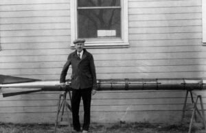 100 anos depois de Robert Goddard lançar o primeiro foguete de combustível líquido, a NASA está usando a tecnologia para enviar astronautas de volta à Lua