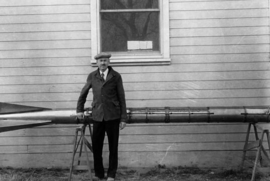 100 anos depois de Robert Goddard lançar o primeiro foguete de combustível líquido, a NASA está usando a tecnologia para enviar astronautas de volta à Lua