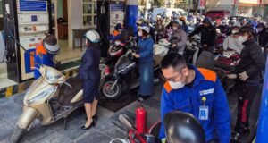 Vietnã pede trabalho em casa enquanto os preços dos combustíveis sobem até 80% em meio à crise