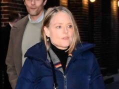 A versátil bolsa crossbody preta de Jodie Foster custa US $ 345, mas encontrei sósias de US $ 7 na Nordstrom, Coach Outlet e Uniqlo