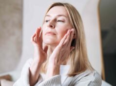 Os compradores chamam esse bálsamo redutor de rugas de US $ 20 de “Botox em frasco” e é meu segredo para ter uma pele gorda e brilhante aos 41 anos