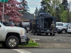 Uma equipe da SWAT de Vancouver responde a um suspeito de ataque armado em um prédio de apartamentos
