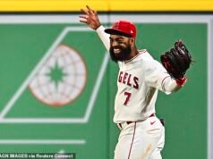 Momento incrível que a estrela da MLB cai no meio da multidão ao roubar o TERCEIRO home run na vitória