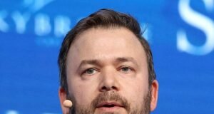 Acionista secreto ajudou a impulsionar um voto crucial de desconfiança a favor de Saba