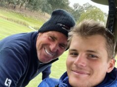 O filho de Shane Warne culpa a vacina ‘forçada’ de Covid pela morte de seu pai, ícone do críquete, aos 52 anos – apesar da autópsia tailandesa afirmar que ele morreu de ‘causas naturais’ após ataque cardíaco com drogas sexuais encontradas em seu quarto