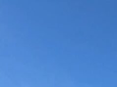 Momento assustador, pára-quedistas são lançados no placar durante as festividades do jogo de futebol pré-universitário