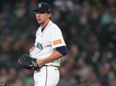 A estrela do Seattle Mariners fica com o rosto vermelho enquanto a bola desaparece diante de seus olhos… antes que a verdade inconveniente finalmente apareça