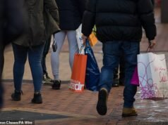 Famílias ‘muito nervosas neste momento’: a confiança do consumidor cai à medida que os aumentos de preços afetam