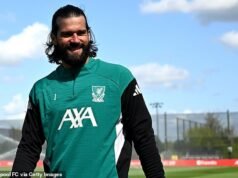 Arne Slot sugere que Alisson pode deixar o Liverpool neste verão, com o goleiro da Juventus, lesionado, como alvo.