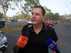 Revelado: O comentário de três palavras às estrelas indígenas que irritou tanto o técnico da AFL que ele se ofereceu para DESISTIR – antes que os jogadores de futebol fizessem um movimento surpresa nas redes sociais