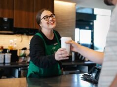 A Starbucks está oferecendo aos baristas um bônus de US$ 1.200 para trabalharem mais rápido e serem mais amigáveis
