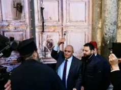 O guardião das chaves da Igreja do Santo Sepulcro em Jerusalém entrega as chaves a um sacerdote na “Sexta-feira Santa”… uma tradição que os investigadores dizem que remonta a “séculos” (foto)