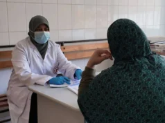 Dos cinco comboios… O Crescente Vermelho está lançando um comboio médico abrangente para prestar serviços médicos aos moradores da aldeia de Najila, em Beheira.