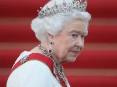 A família real britânica seleciona um historiador para escrever uma biografia da falecida Rainha Elizabeth. Quem é ela?
