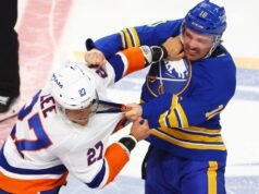 Carrick do Sabre machuca o braço esquerdo em luta com Lee dos Islanders