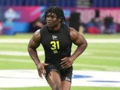 O técnico dos Titans, Saleh, está aberto a ideias de elaborar um pass rusher