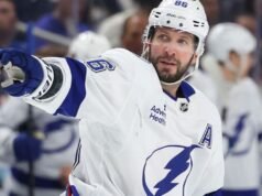 Nikita Kucherov marca 400º gol na carreira em derrota relâmpago