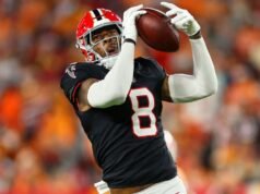 Kyle Pitts assina etiqueta de franquia, reporta-se ao treino dos Falcons