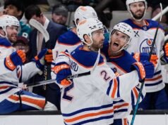 Connor McDavid marca um hat-trick na noite de 5 pontos para levantar os Oilers