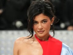 Kylie Jenner dança usando uma máscara facial e uma camiseta do Justin Bieber antes do Coachella