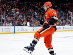 Ducks Carlson faz seu primeiro hat-trick na carreira na 17ª temporada