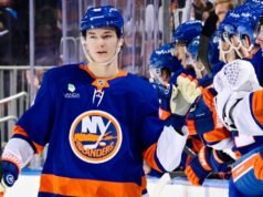 Islanders Matthew Schaefer empata recorde de defensor novato
