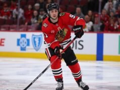 Blackhawks Frank Nazar sai após levar o disco para enfrentar