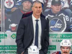 O técnico do Avalanche, Jared Bednar, tem fraturas faciais causadas por disco