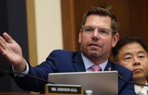 Swalwell enfrenta pressão bipartidária para expulsá-lo do Congresso