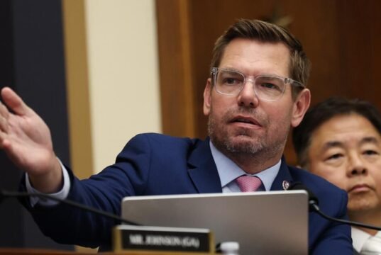 Swalwell enfrenta pressão bipartidária para expulsá-lo do Congresso
