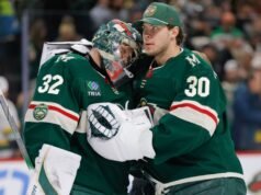 Mãe treinadora selvagem no jogo 1, goleira titular contra o Stars