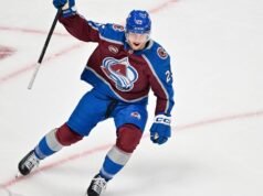 O’Connor faz um longo retorno com gol importante na vitória do Avs no jogo 1