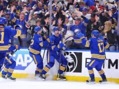 Os Sabres marcam quatro gols no terceiro período para vencer os Bruins no Jogo 1