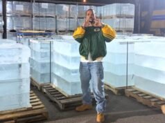 Drake usa uma jaqueta dos Packers durante o lançamento de “Iceman” e parece trollar Caleb Williams