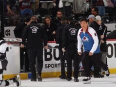 Torcedores comemorativos do Avs quebram o painel de vidro atrás do banco dos Kings