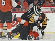 Pinguins no buraco 3-0 para Flyers, soam em tumulto corpo a corpo