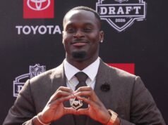 Draft da NFL de 2026: Jeremiah Love chama a atenção com terno de quadrinhos personalizado
