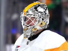 Perdendo por 3 a 0 para os Flyers, os Penguins recorrem a Arturs Silovs na rede