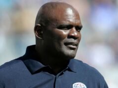 Hall of Fame LB Lawrence Taylor no hospital com problema de estômago