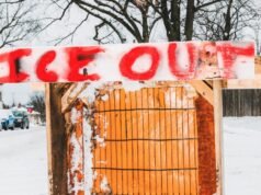 O juiz decidiu que a administração Trump violou a Primeira Emenda ao combater as pistas do ICE.