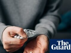 Trump ameaça impor tarifas de 100% às farmacêuticas dos EUA que não fizerem acordos para baixar preços | Tarifas Trump