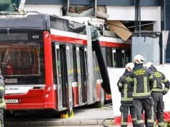 Trólebus colidiu com supermercado na Áustria: 1 morto e ferido