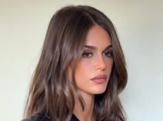 Kaia Gerber deixa seu sutiã de renda escondido por baixo de um blazer de couro para adicionar um toque monocromático a esta tendência popular