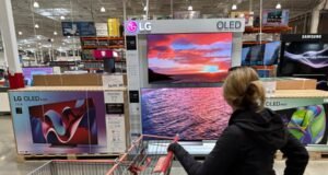 O sentimento do consumidor cai para um nível recorde