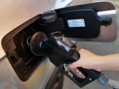 As bombas de gasolina do Oregon custam em média US $ 5 à medida que os preços nacionais sobem: o que saber