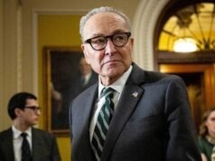 O líder da minoria no Senado, Chuck Schumer, chamou Trump de “idiota militar”.