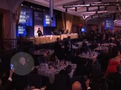 EM VÍDEO | Um convidado continua comendo sua salada em silêncio enquanto outros se escondem no jantar dos repórteres em Washington